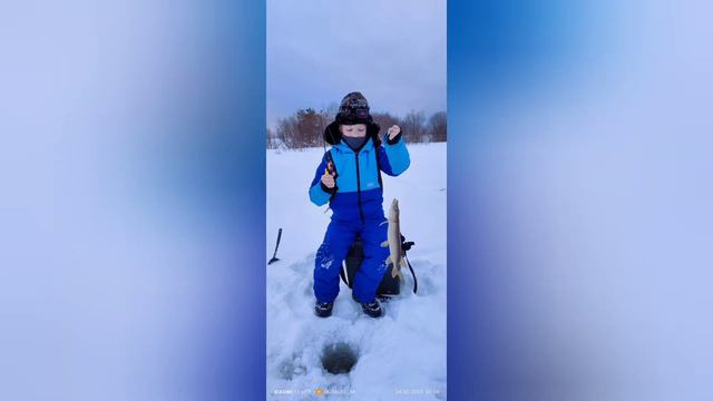 под конец зимы решили открыть сезон твердой воды с сыном!!! смотреть онлайн