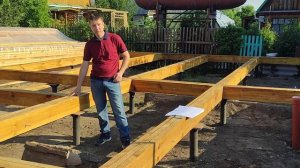 Обвязка свай пакетом досок при строительстве дома