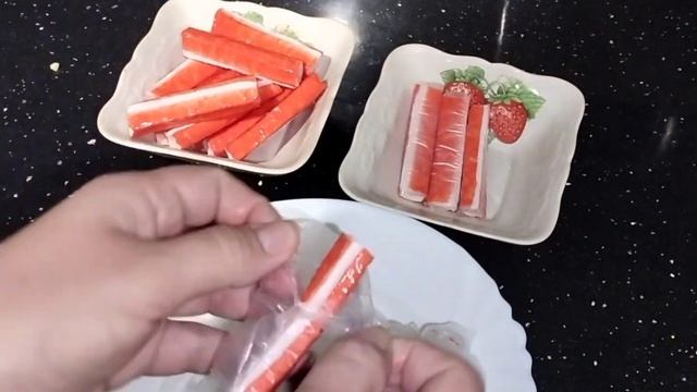 Коли гості на порозі, салат з крабовими паличками, пекінською капустою та кукурудзою смотреть онлайн