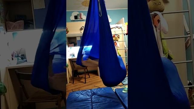 Аеройога, кувырки в воздухе, точнее в гамаке.