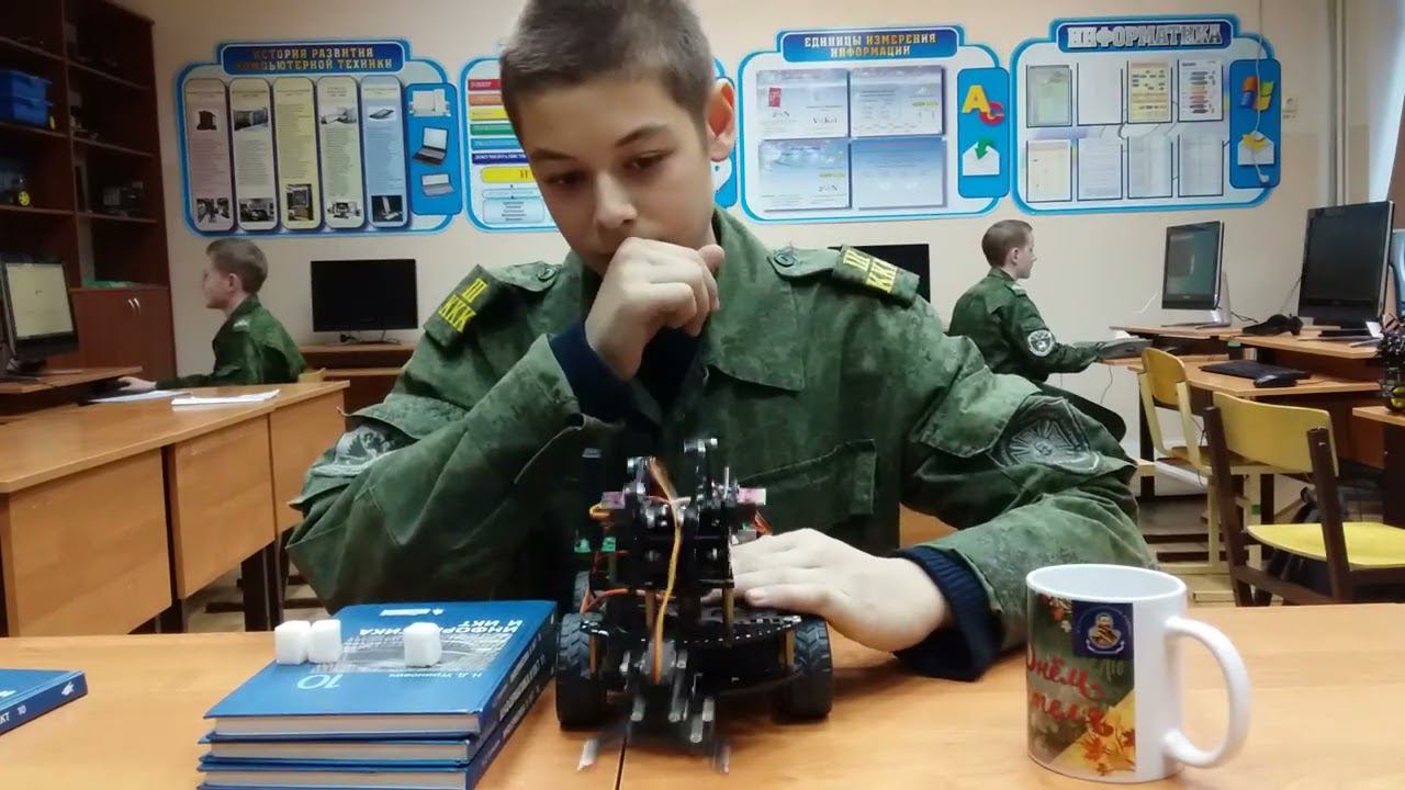 робот кладет сахар в чай смотреть онлайн