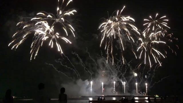 Ежегодный фестиваль фейерверков начался на центральной набережной в курортном городе Паттайя смотреть онлайн