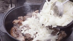 Мясо дикого кабана в казане с овощами. Удачная охота. и мясо и рыба.