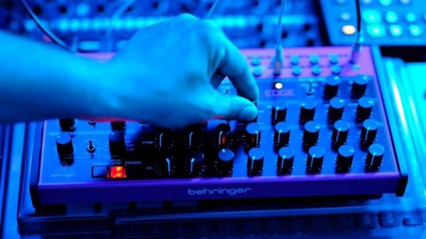 Behringer edge jam