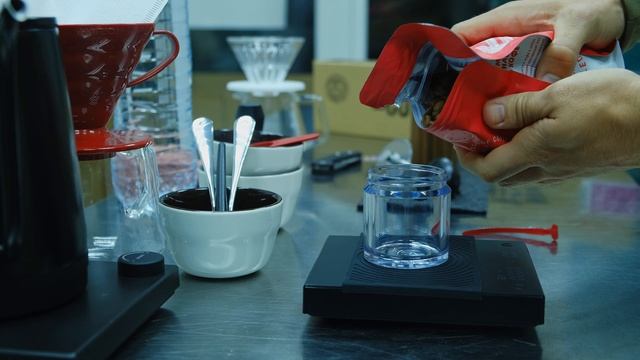UNPACKING THE COMANDANTE C40 MANUAL COFFEE GRINDER + brewing coffee using the pour-over method смотреть онлайн