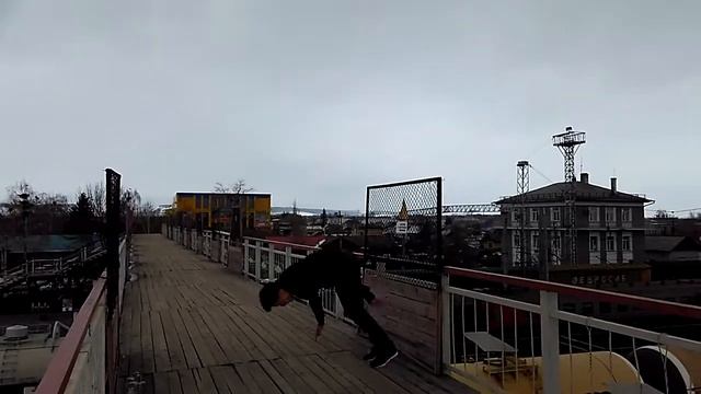 Сальто назад, на мосту.