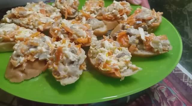 Перекусить на работе! Быстрые закусочные бутерброды с селёдкой. (720p).mp4