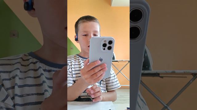 Как люди едят конфеты