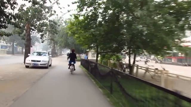По дорогам Пекина на электроскутере смотреть онлайн