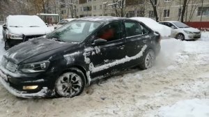 Как выехать из заснеженного двора. Polo sedan