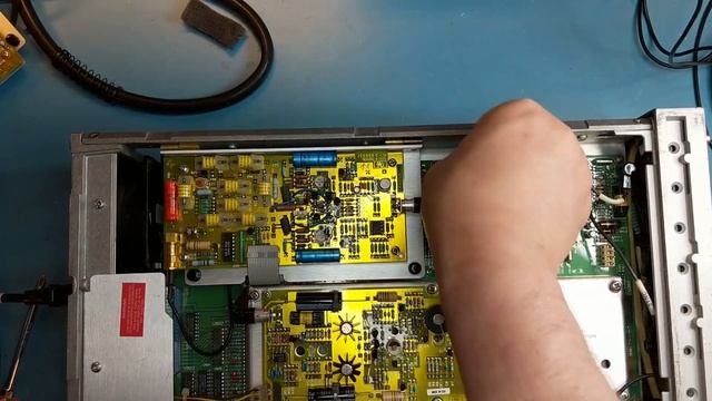 EV 018 - On The Bench - HP3314A Signal Generator, Part 2 смотреть онлайн