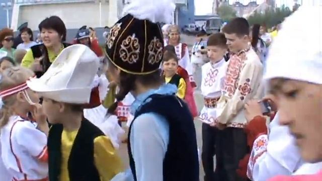 "Вместе весело шагать по просторам...." смотреть онлайн