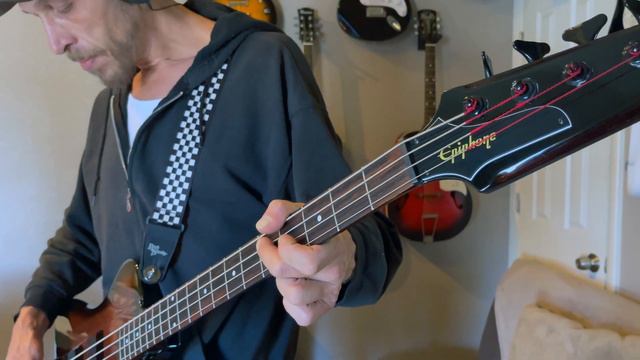 Epiphone Thunderbird Bass смотреть онлайн