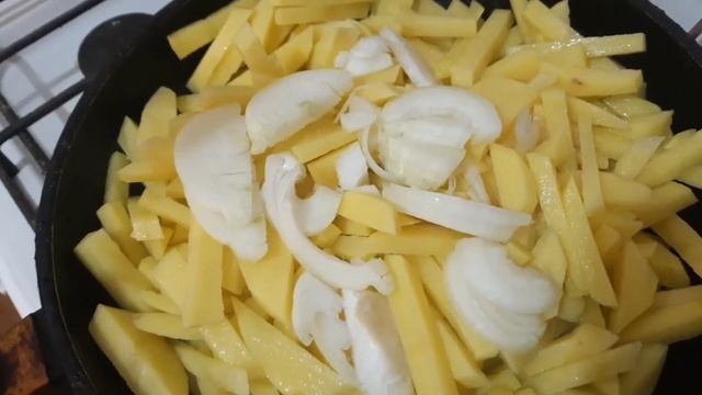 Картошка с сыром на сковороде//рецепт пальчики оближешь!!!// смотреть онлайн