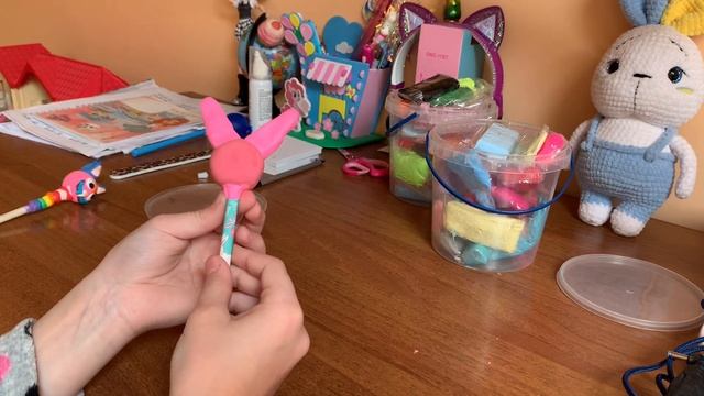 Леплю зайчика из воздушного пластилина . Поделки своими руками. смотреть онлайн