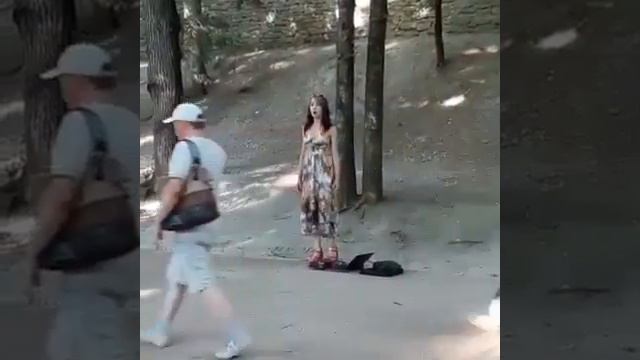 Девушка поет в парке Кисловодска