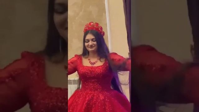 Танцует цыганская невеста ???