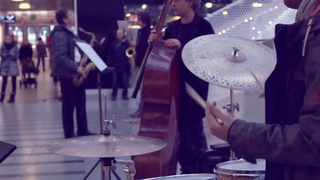 Flash mob UMO Jazz Orchestra in Forum Shopping Centre, Helsinki смотреть онлайн