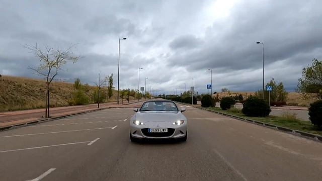 Mazda MX-5 Roadster 2.0 Skyactiv-G: diversión asegurada смотреть онлайн