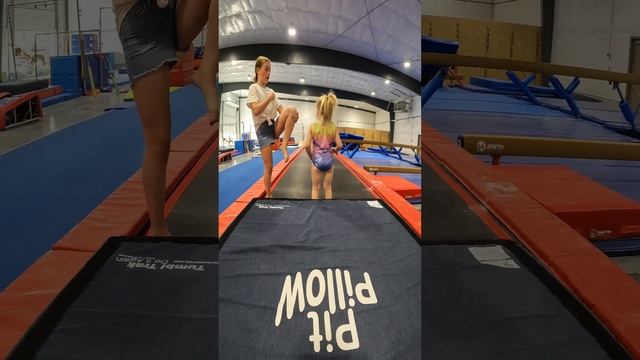 5 Year Old Learning HOW TO DO A BACKFLIP смотреть онлайн