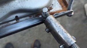 Ржавчина низа дверей. Техника вскрытия завальцовки, инструменты и обработка швов.