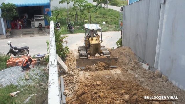 Wonderful little construction! Using small Dozer & mini Dump truck to fill the space between house смотреть онлайн