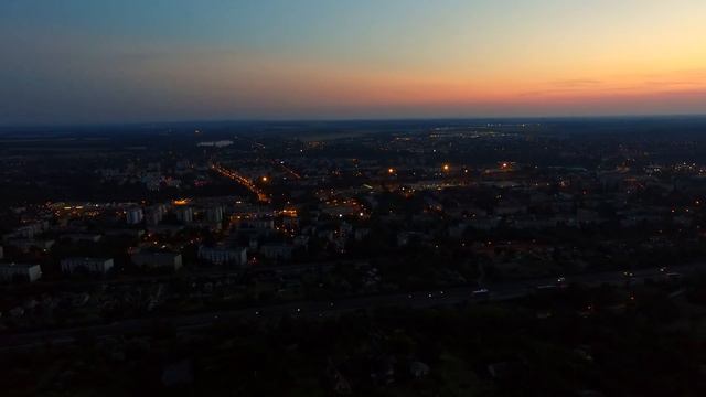 Tatabánya fényei a Turul madártól naplementekor (drónvideó) смотреть онлайн