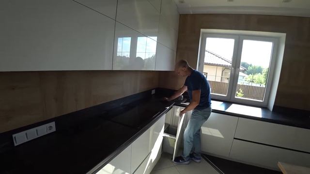 Система сортировки отходов на кухне. Три мусорных ведра. смотреть онлайн