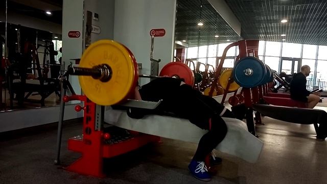 Жим штанги лёжа 105 на 2 смотреть онлайн
