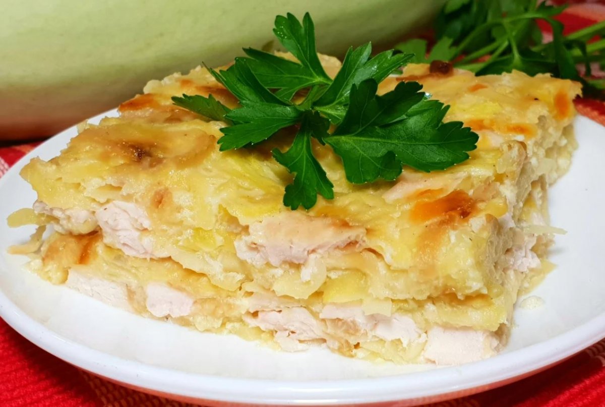 САМЫЙ ПРОСТОЙ И ВКУСНЫЙ РЕЦЕПТ КУРИНОГО ФИЛЕ С КАРТОФЕЛЕМ, ЗАПЕЧЕННОГО ПОД СЫРНОЙ"ШУБКОЙ". смотреть онлайн