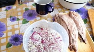 Маринованная скумбрия с луком.