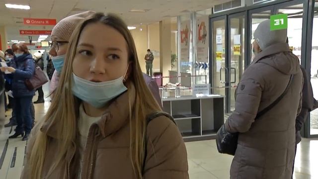 В МФЦ выстроились огромные очереди из пенсионеров смотреть онлайн