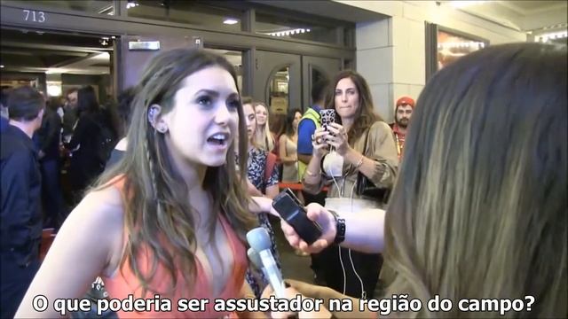 Nina Dobrev no Red Carpet de The Final Girls LEGENDADO смотреть онлайн