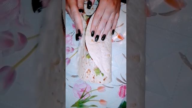 Шаурма(лучше использовать другой соус) майонез + сметана +чеснок и чёрный перец. смотреть онлайн