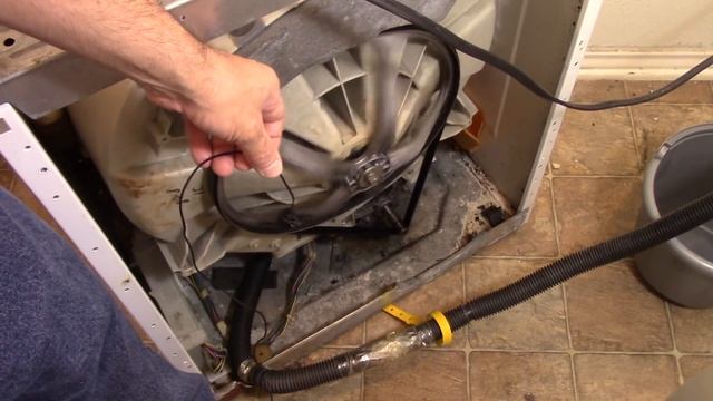 Washer Repair Drive Belt Replacement (Squeak, Squeal, No tumble Spin Spinning) Frigidaire FWT449GFS смотреть онлайн