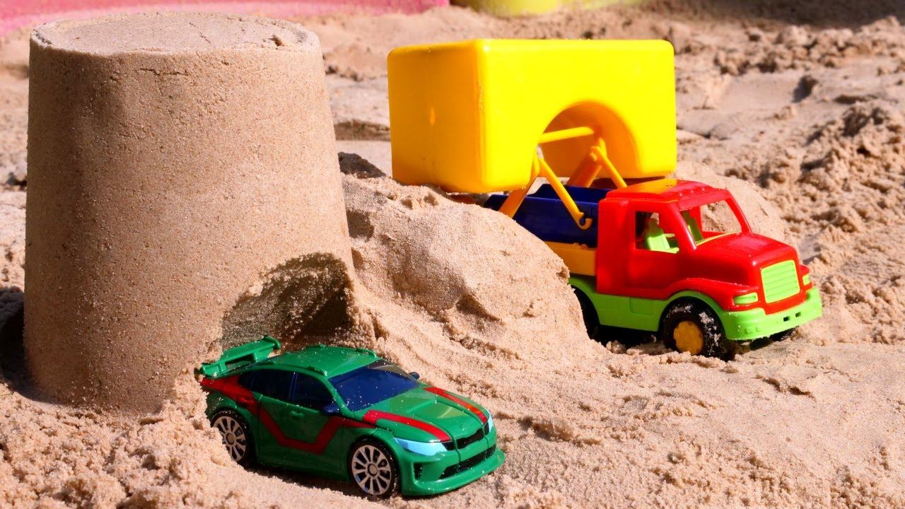 Моя песочница! Строим гараж для машинки из песка и конструктора! Игры на улице для самых маленьких смотреть онлайн
