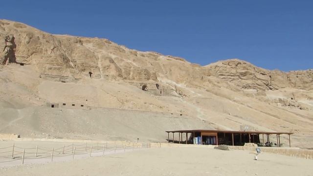 Луксор, Египет. Храм фараона-царицы Хатшепсут у подножия скал Дейр эль-Бахри. смотреть онлайн