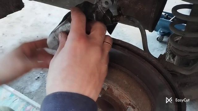 Замена тормозных колодок на Geely Emgrand, или как вдавить поршень суппорта смотреть онлайн