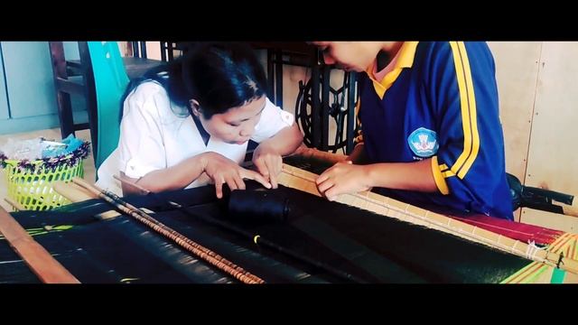 Konsentrasi Keahlian KKBT (Kriya Kreatif Batik & Tekstil) SMKN 1 WAE RI'I смотреть онлайн