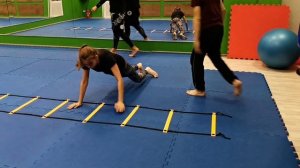 Упражнения на координационной лестнице. Тренировка для детей