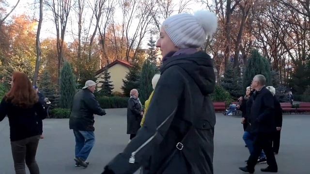 ОЙ, СМЕРЕКО!??/ТАНЦЫ В ПАРКЕ ГОРЬКОГО ХАРЬКОВ ОКТЯБРЬ 2021 смотреть онлайн