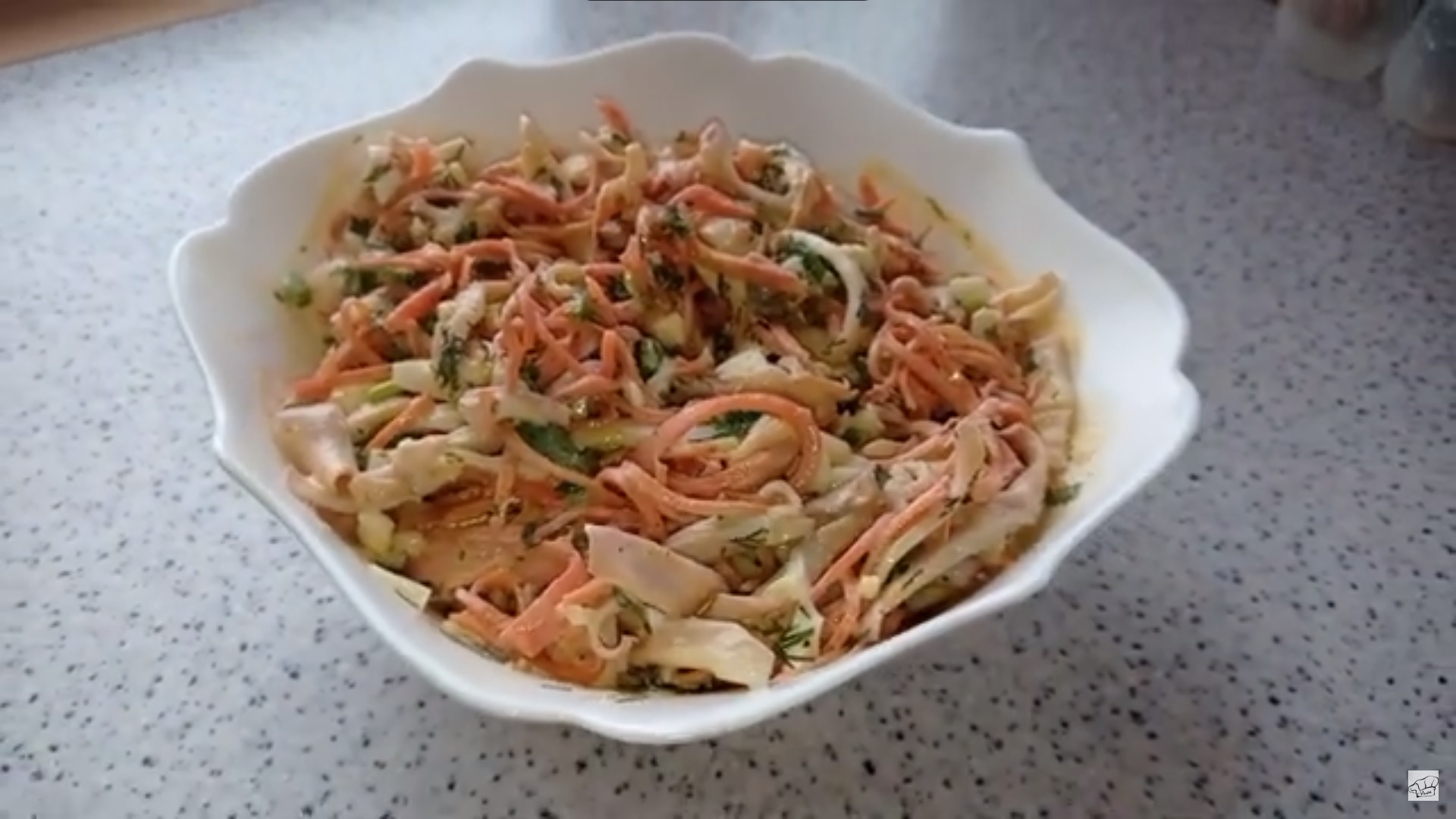 Необычный салат с кальмаром и корейской морковью.