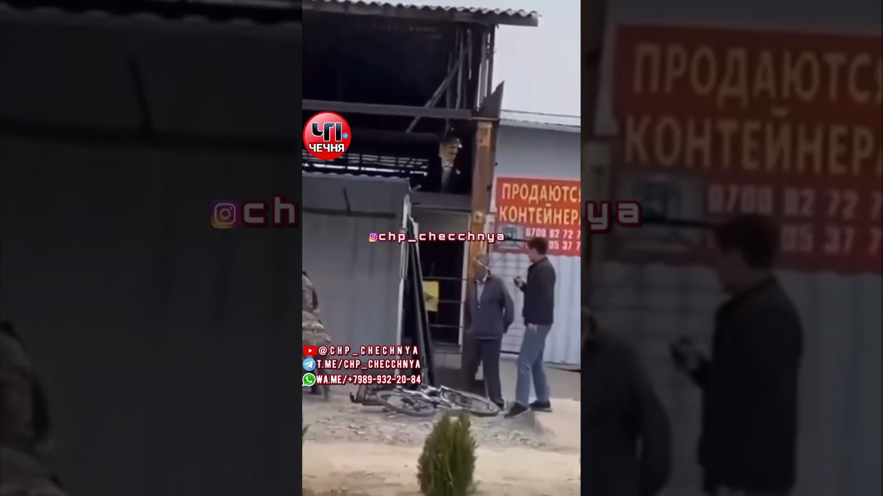 ❗️В Киргизии силовики задержали  парня.Он эпично прыгнул на спецназ, который задерживали его отца