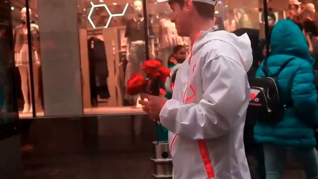 «Из России с любовью»: активисты поздравили с 8 Марта жительниц Нью-Йорка и Лондона