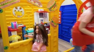 Ева и мама играют в кафе ВИДЕО для ДЕТЕЙ