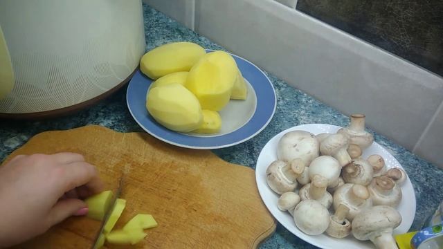 КАРТОШКА С ГРИБАМИ В МУЛЬТИВАРКИ/POTATO WITH MUSHROOMS IN A MULTI-COOKER смотреть онлайн