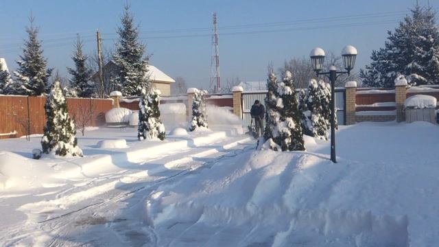 Уборка снега электрическим снегоуборщиком HYUNDAI 2000 Вт. смотреть онлайн