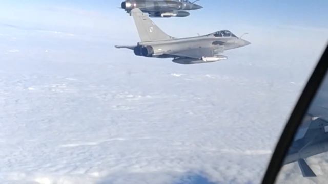 Российские СУшки прогнали незваных гостей от границы в Черном море: видео Минобороны смотреть онлайн