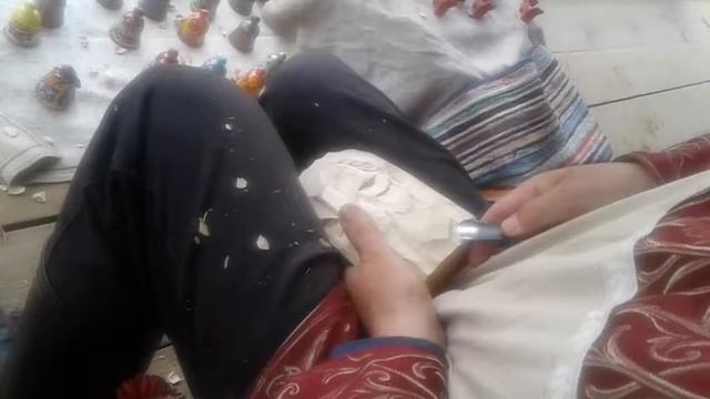 Мастер Сергей Кипятков вырезает из дерева фигурку Домового 1 часть смотреть онлайн