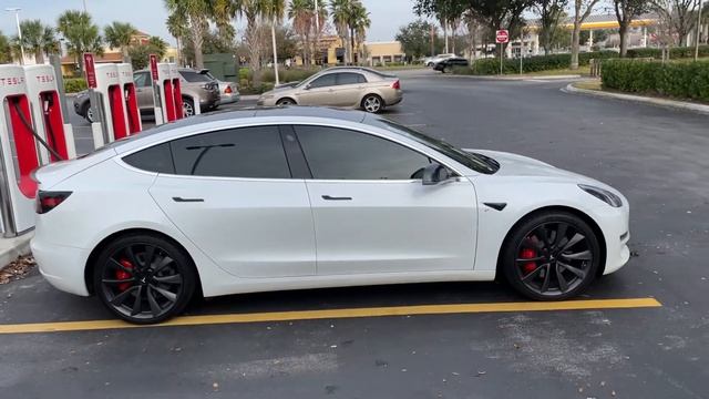Как Заряжают Электромобили Tesla Model 3 в Америке . Сеть Зарядных Станций в США смотреть онлайн